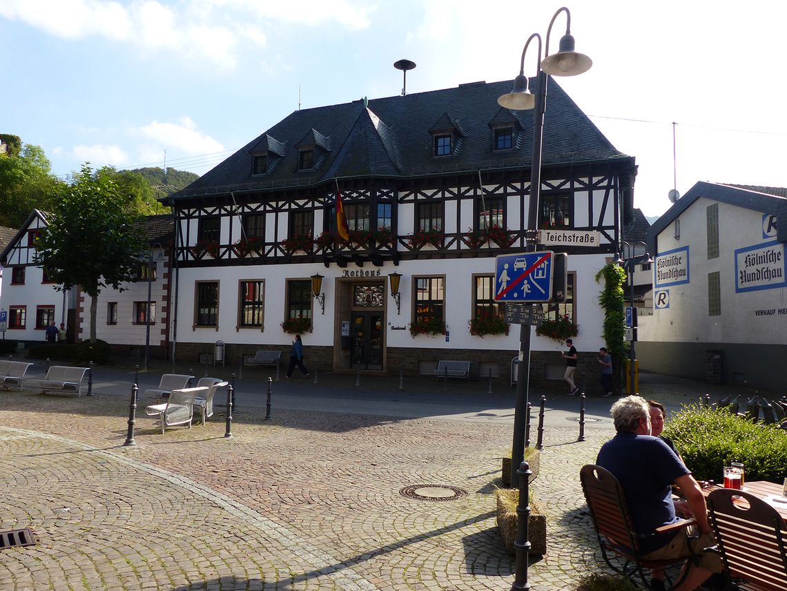zeigt Frontansicht des Rathauses Heimbach